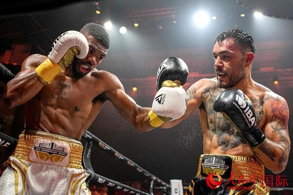 來自剛果民主共和國的帕特里克·穆卡拉（右）獲得了非洲80公斤級冠軍。人民網(wǎng) 塔里克·易卜拉欣攝