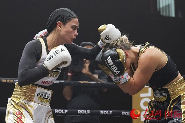 來自伊朗和羅馬尼亞的女選手進行了墊場賽。人民網(wǎng) 塔里克·易卜拉欣攝