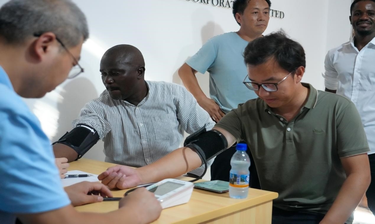 醫(yī)療隊(duì)專家診療現(xiàn)場(chǎng)。中國土木供圖