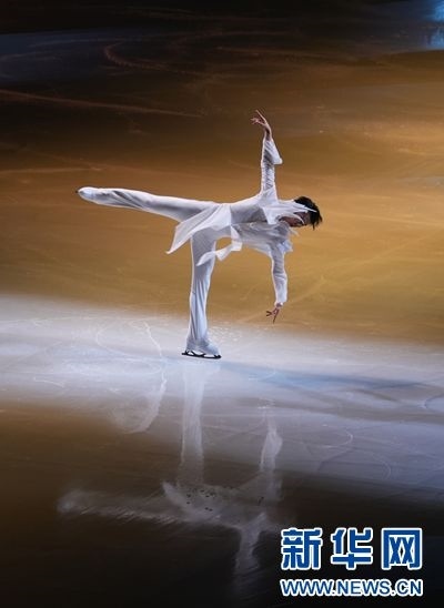 圖為羽生結(jié)弦在表演中。記者 錢錚 攝