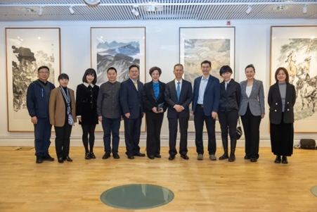 中國(guó)駐瑞典大使崔愛民與畫展主辦方人員合影。中國(guó)駐瑞典大使館供圖