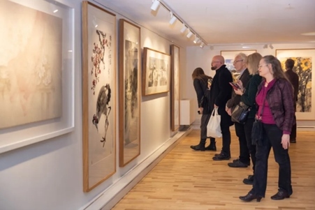 來(lái)賓參觀畫展。中國(guó)駐瑞典大使館供圖