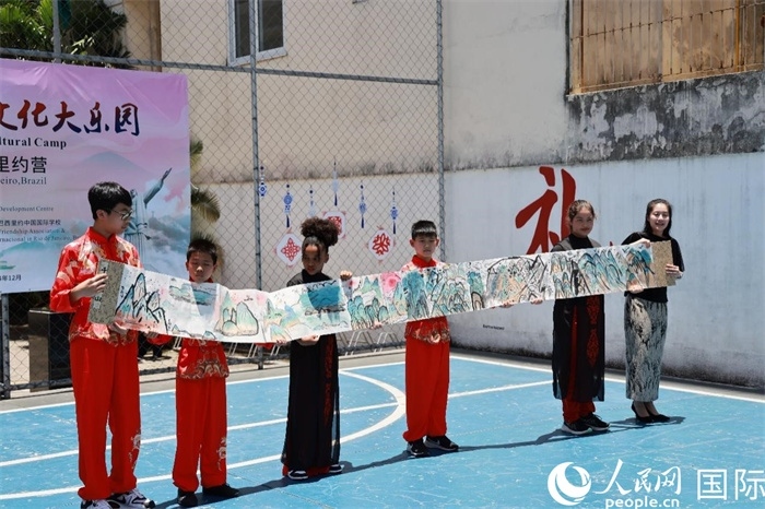 《一書一畫》展現(xiàn)了小營員們的繪畫技巧。人民網(wǎng)記者 陳海琪攝