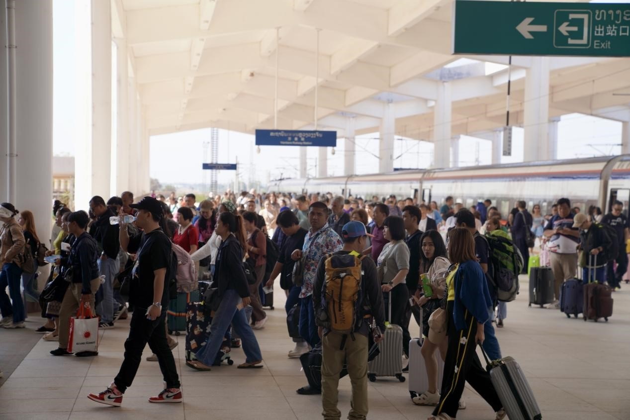 在中老鐵路萬象站，客運列車抵達(dá)后旅客出站。老中鐵路有限公司供圖