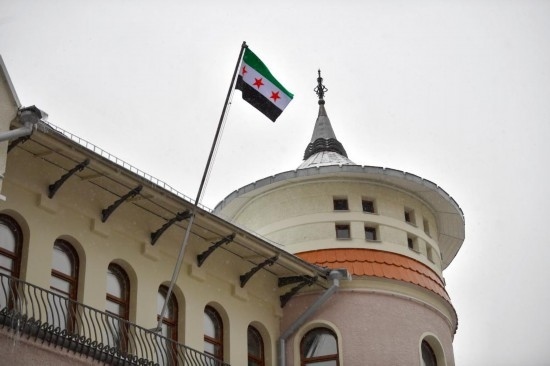 12月9日，在俄羅斯首都莫斯科，敘利亞駐俄羅斯使館升起代表敘利亞反對派的旗幟。新華社發(fā)（亞歷山大攝）