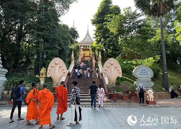 游客在金邊塔山寺游玩。人民網(wǎng)記者 簡(jiǎn)承淵攝