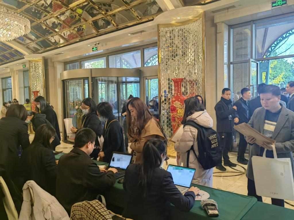 12月12日，第十批國(guó)家組織藥品集中帶量采購(gòu)現(xiàn)場(chǎng)。新華社記者龔雯 攝