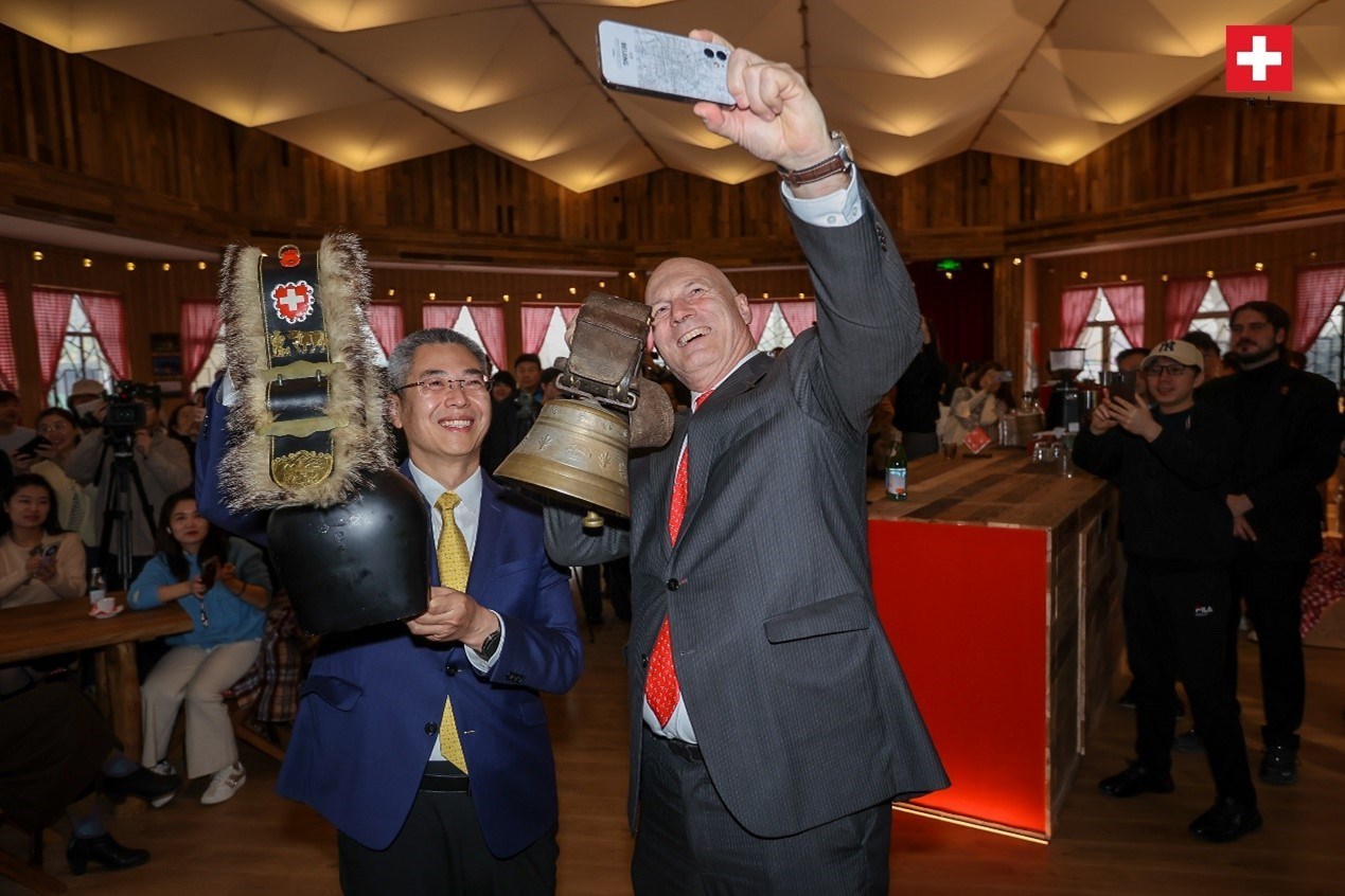 瑞士駐華大使白瑞誼與北京市西城區(qū)委副書記、代區(qū)長郅海杰搖響瑞士牛鈴，共同為小木屋揭幕。瑞士駐華大使館供圖