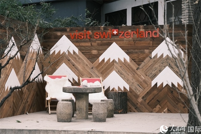 瑞士小木屋一隅，靜謐中散發(fā)出阿爾卑斯的冬日溫情。人民網(wǎng) 實(shí)習(xí)生黃睿攝