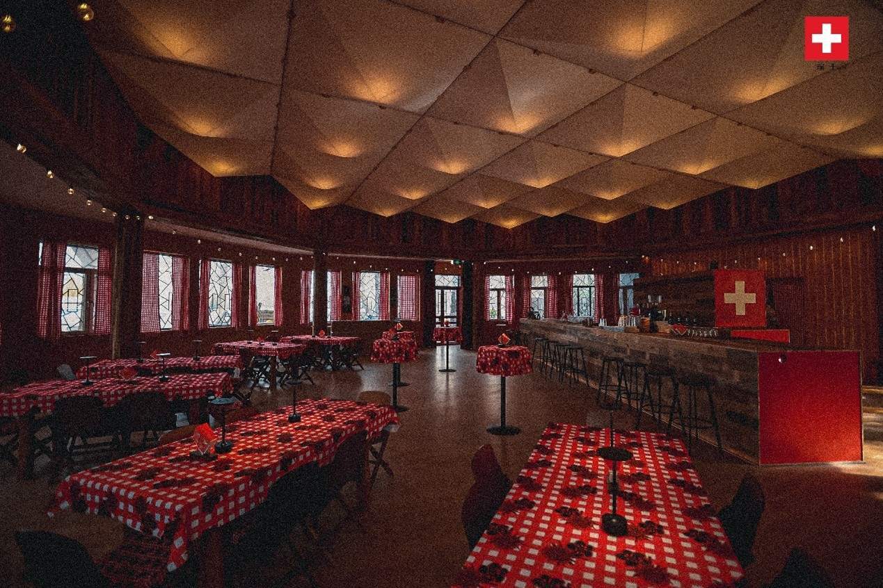 瑞士小木屋內(nèi)飾采用瑞士紅、森林棕與雪山白三種主色調(diào)，營造出自然與現(xiàn)代交融的氛圍。瑞士使館供圖