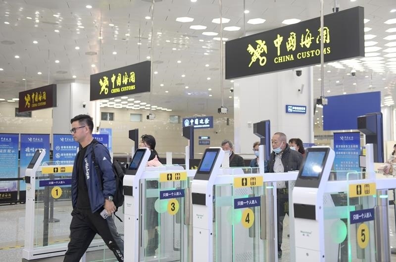 △2024年2月29日，旅客從橫琴口岸過關(guān)。