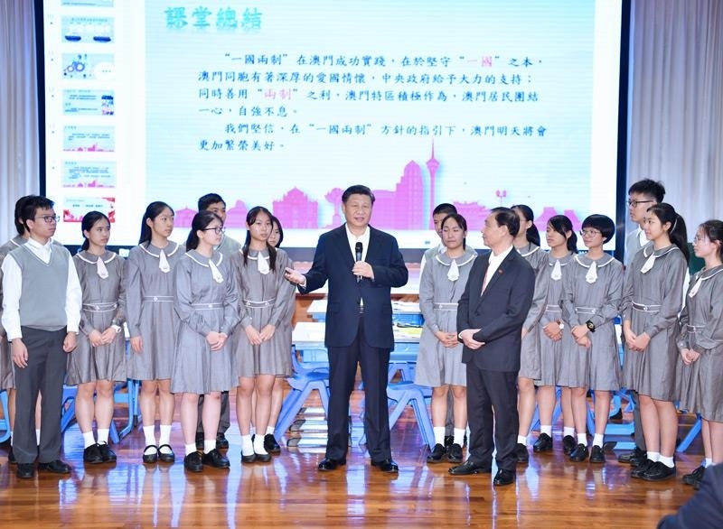 △2019年12月19日，在濠江中學(xué)附屬英才學(xué)校觀摩以“‘一國兩制’與澳門”為題的中國歷史公開課后，習(xí)近平主席走到學(xué)生中間即席發(fā)表重要講話。