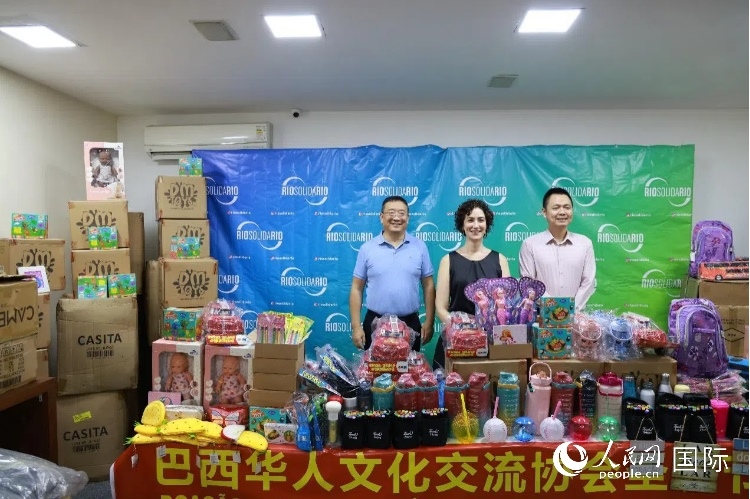 中國駐里約熱內(nèi)盧總領(lǐng)館副總領(lǐng)事王尉育（右）、里約慈善協(xié)會主席保拉·菲格雷多（中）、巴西華人文化交流協(xié)會主席上官建峰（左）出席捐贈活動并致辭。人民網(wǎng)記者 陳海琪攝