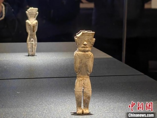12月14日，“文明先鋒—凌家灘文化玉器展”在故宮博物院文華殿開幕。圖為展覽現(xiàn)場的立姿玉人。 中新社記者 應(yīng)妮 攝