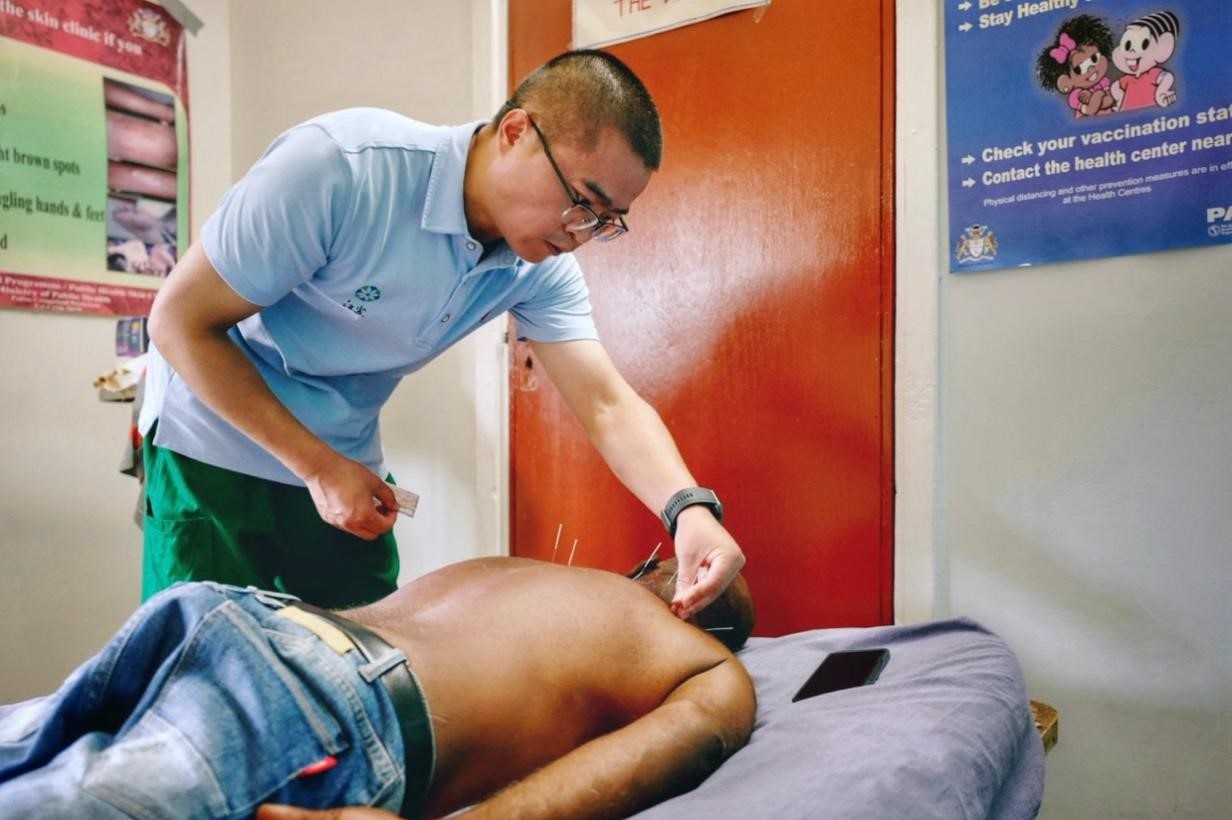 第20期中國（江蘇）援圭亞那醫(yī)療隊在圭偏遠的林登高速社區(qū)開展義診。中國援圭醫(yī)療隊供圖