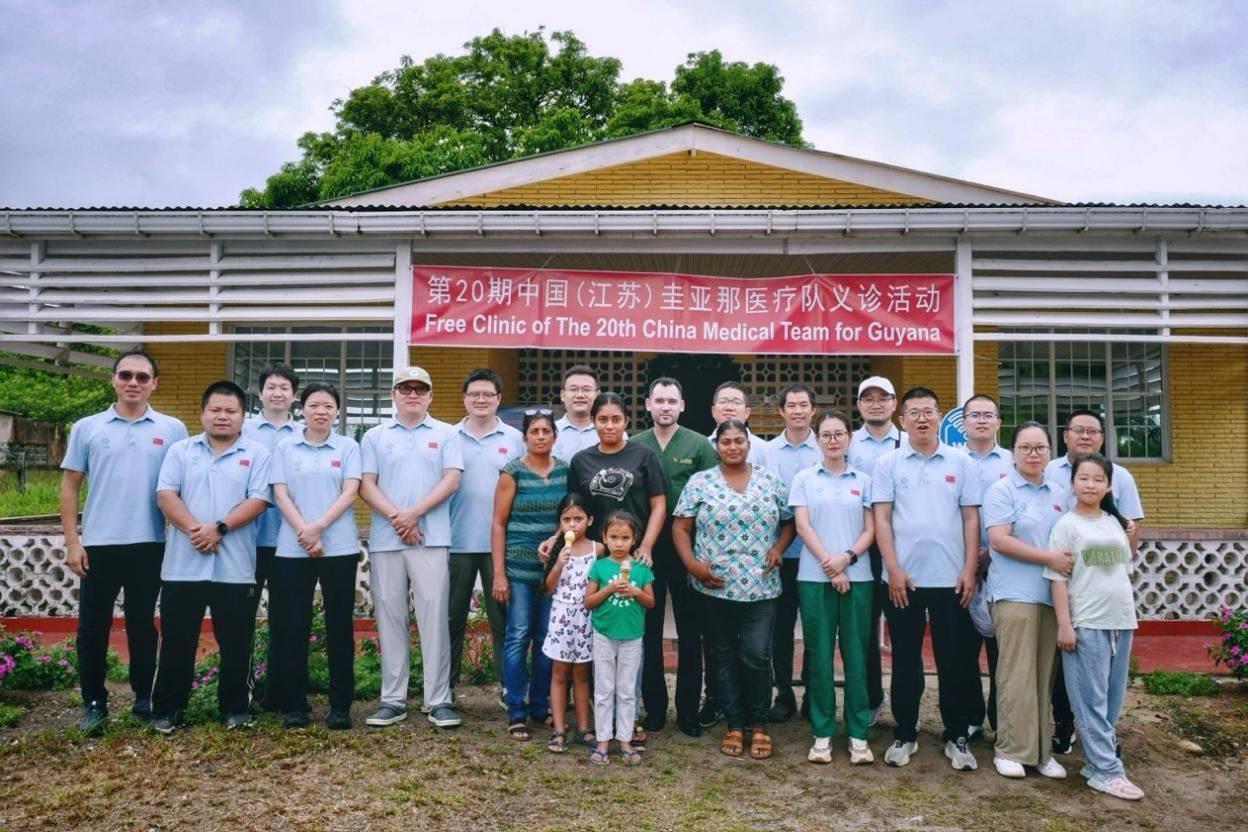 第20期中國（江蘇）援圭亞那醫(yī)療隊在圭偏遠的林登高速社區(qū)開展義診后，與部分當(dāng)?shù)鼐用窈嫌啊?中國援圭醫(yī)療隊供圖