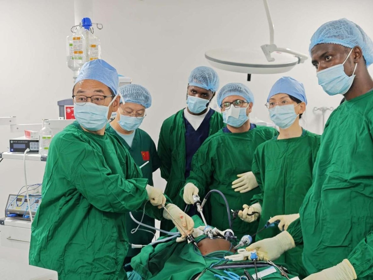 中外醫(yī)師合作進行腹腔鏡手術(shù)。中國援桑醫(yī)療隊供圖