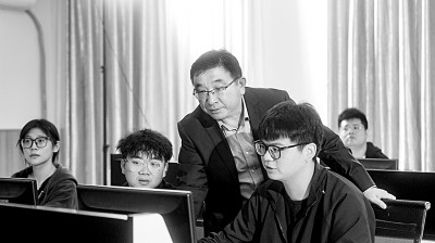 于濤教授對團隊成員進行技術(shù)指導(dǎo)。資料圖片