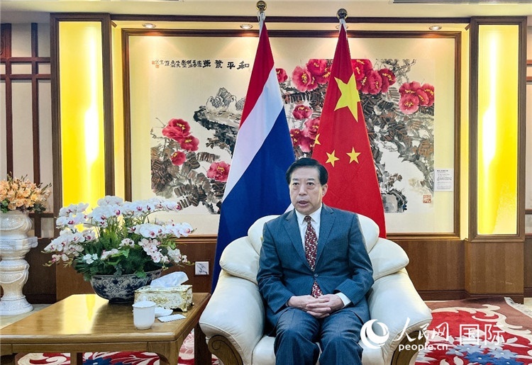 2024年12月10日，中國駐泰國大使韓志強在泰國曼谷接受中國—東盟中心（ACC）組織的“多彩東盟：2024年中國媒體東盟行”媒體團(tuán)采訪。人民網(wǎng)記者 羨江楠攝