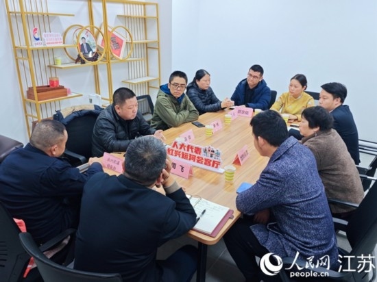 “紅興會(huì)客廳”，一場(chǎng)助企紓困協(xié)調(diào)會(huì)正在進(jìn)行。人民網(wǎng) 徐晨曦?cái)z