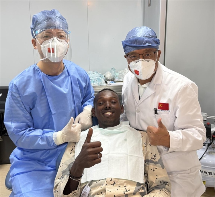 援吉醫(yī)療隊(duì)口腔科王瑋主任與“和平方舟”號(hào)醫(yī)院船醫(yī)務(wù)人員共同為一名當(dāng)?shù)匮浪柩谆颊咴\療。中國（山西）第23批援吉布提醫(yī)療隊(duì)供圖