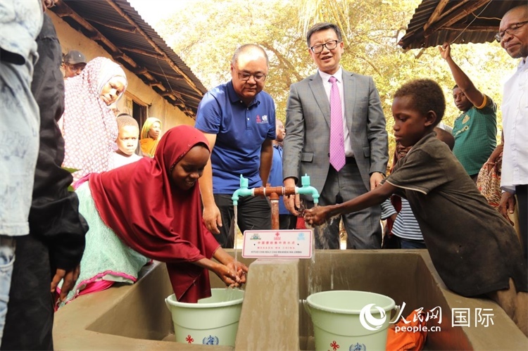 安全供水工程揭牌儀式現(xiàn)場(chǎng)。施亮攝