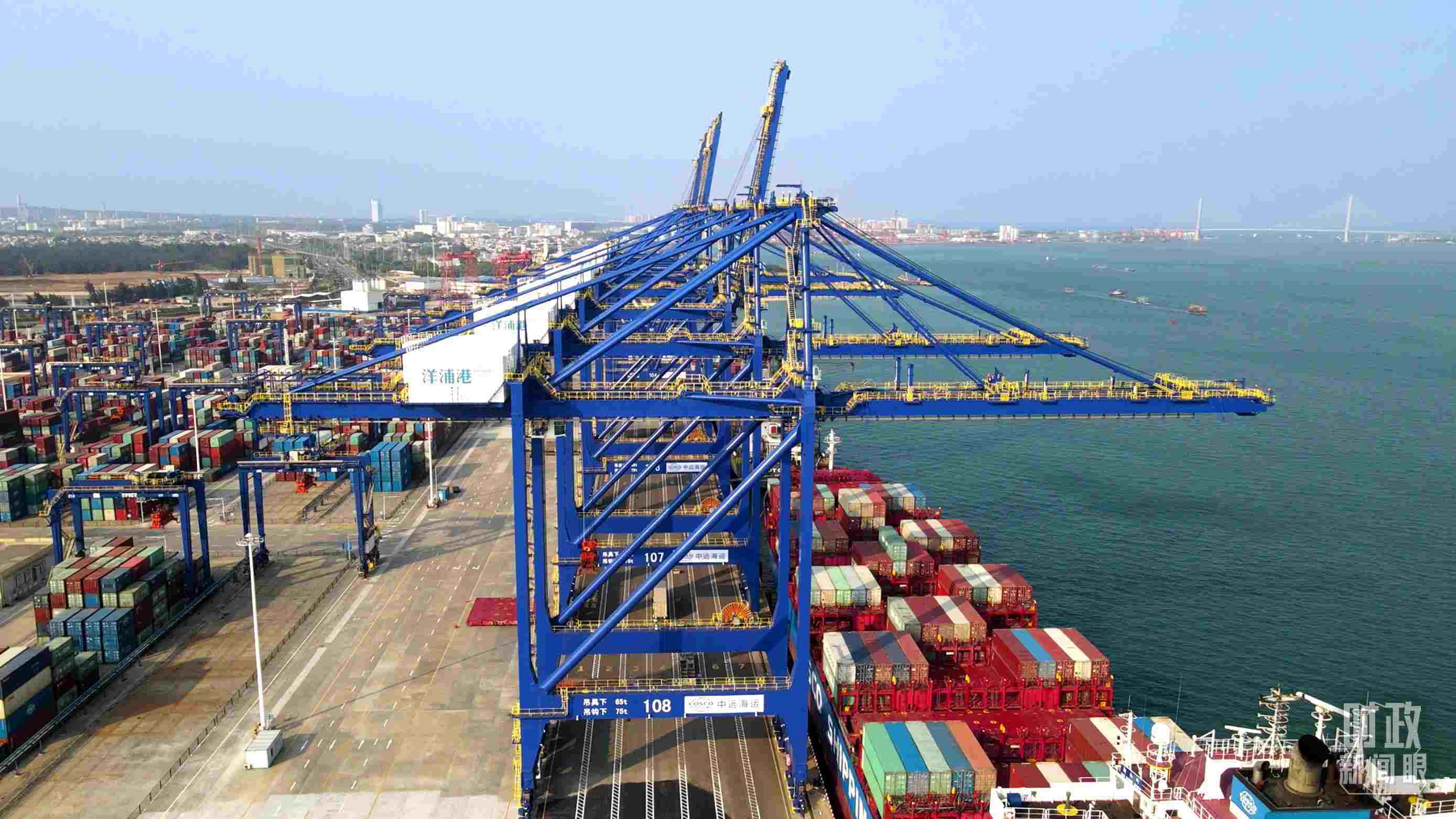 海南洋浦國際集裝箱碼頭小鏟灘港區(qū)。（總臺央視記者彭漢明拍攝）