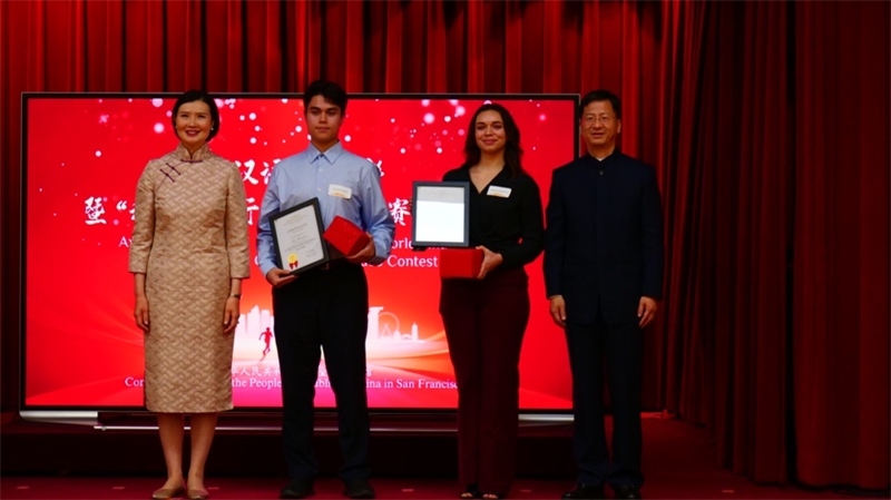 駐舊金山總領(lǐng)事張建敏及其夫人鄭心為選手頒獎。李鑫江攝