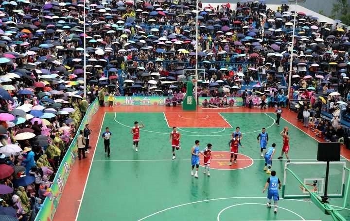 2024年5月1日，人們?cè)谫F州省黔東南苗族侗族自治州臺(tái)江縣臺(tái)盤鄉(xiāng)臺(tái)盤村觀看“村BA”球王爭(zhēng)霸賽。 新華社發(fā)（余天英 攝）