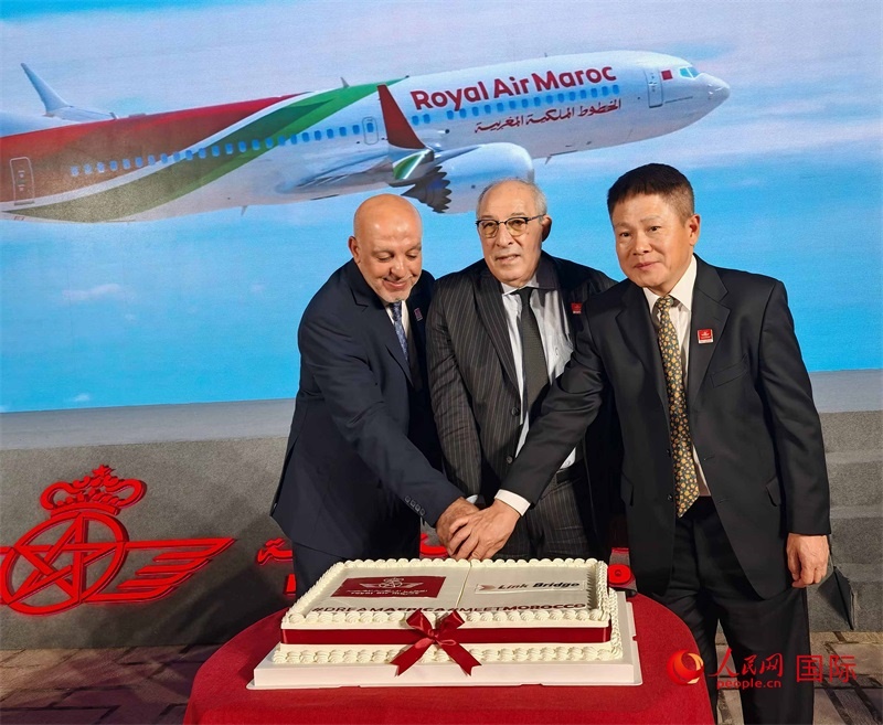 中摩雙方嘉賓共同切蛋糕，慶祝兩國直飛復(fù)航。人民網(wǎng)記者 李琰攝