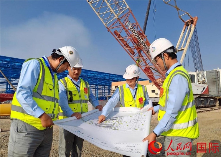 管理團隊現(xiàn)場查看項目進展。人民網(wǎng)記者 管克江攝