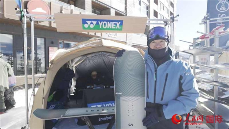 大塚幸博向記者展示滑雪板。人民網(wǎng)記者 袁蒙攝