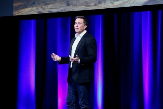  2017年9月29日，在澳大利亞阿德萊德，美國企業(yè)家埃隆·馬斯克在第68屆國際宇航大會閉幕式前做主旨演講。新華社發(fā)（閆寒攝）