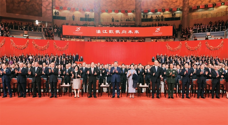 2024年12月19日晚，慶祝澳門回歸祖國25周年文藝晚會在澳門東亞運動會體育館舉行。中共中央總書記、國家主席、中央軍委主席習(xí)近平觀看演出。晚會最后，習(xí)近平同全場觀眾一起高唱《歌唱祖國》。 新華社記者 丁林/攝