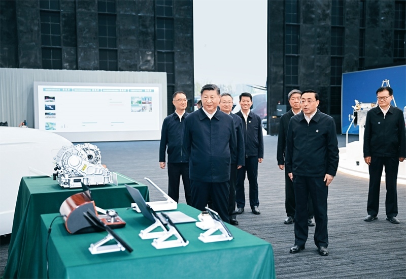 2024年10月17日至18日，中共中央總書記、國家主席、中央軍委主席習(xí)近平在安徽考察。這是17日下午，習(xí)近平在合肥濱湖科學(xué)城察看安徽省重大科技創(chuàng)新成果集中展示。 新華社記者 謝環(huán)馳/攝