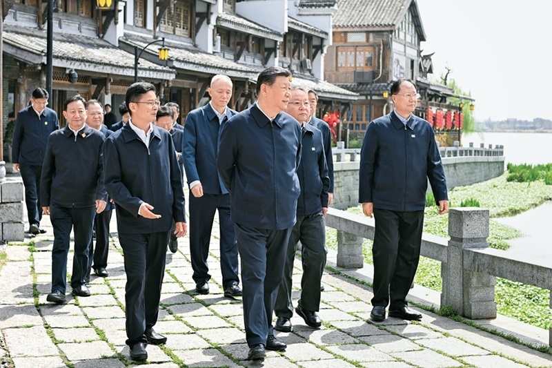 2024年3月18日至21日，中共中央總書記、國家主席、中央軍委主席習(xí)近平在湖南考察。這是19日上午，習(xí)近平在常德河街考察。 新華社記者 謝環(huán)馳/攝