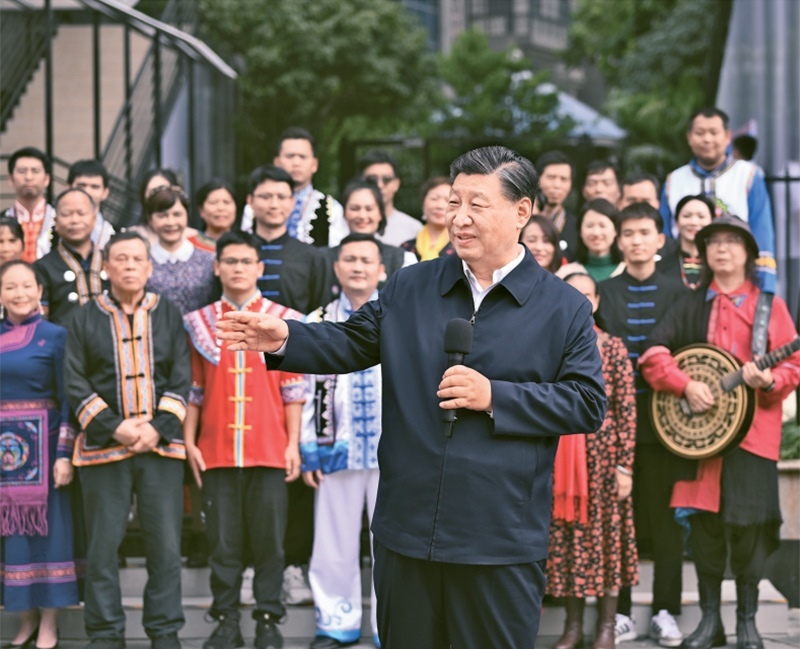 2023年12月14日至15日，中共中央總書記、國家主席、中央軍委主席習(xí)近平在廣西考察。這是14日上午，習(xí)近平在南寧市良慶區(qū)蟠龍社區(qū)考察時，同社區(qū)各族群眾親切交流。 新華社記者 燕雁/攝