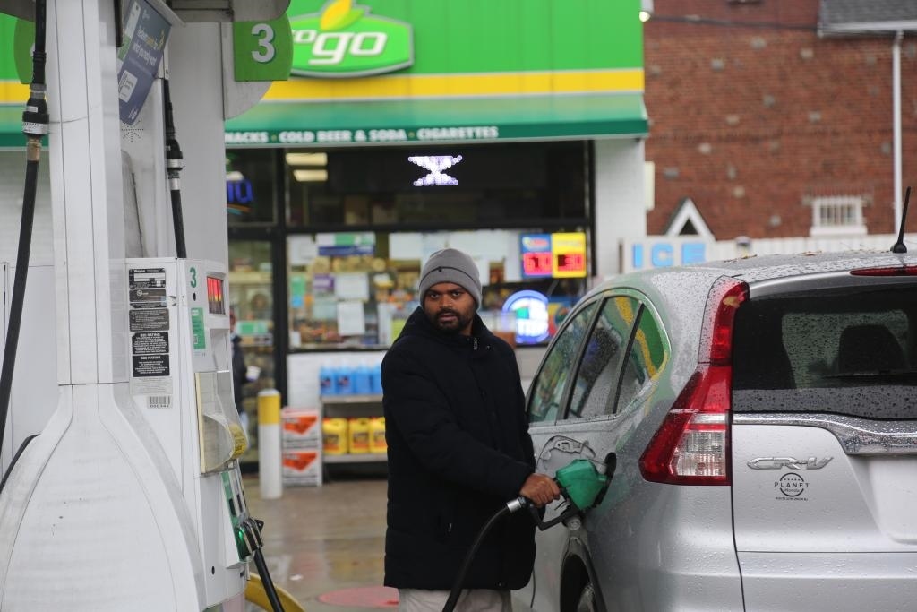 2024年12月11日，一名男子在美國(guó)紐約一處加油站加油。新華社記者劉亞南 攝