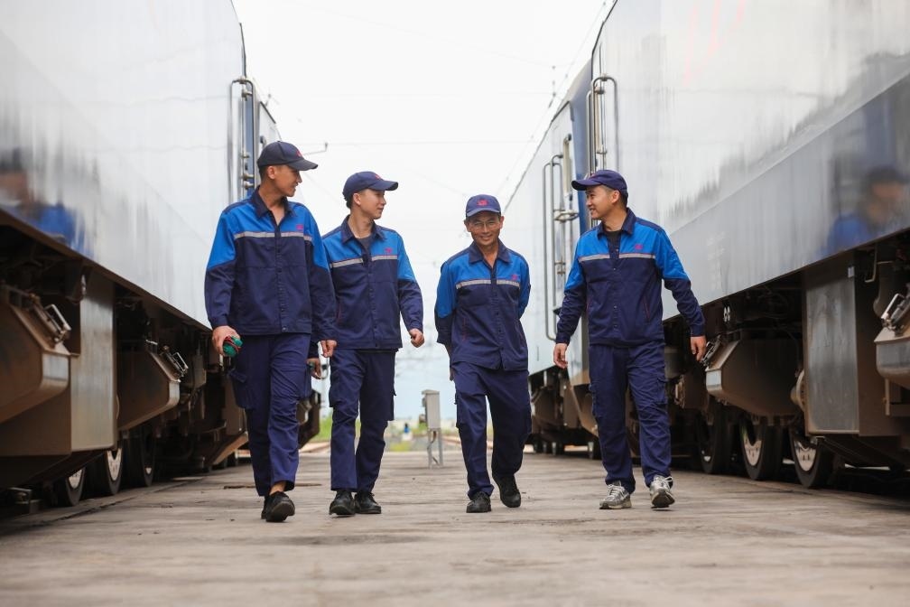 2024年9月9日，來自中國、老撾的師徒4人在中老鐵路萬象運營管理中心的機車檢修庫內(nèi)。新華社發(fā)（楊永全攝）