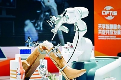 2024年中國國際服務(wù)貿(mào)易交易會上展出的人工智能骨科手術(shù)機(jī)器人。新華社發(fā)