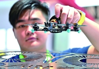 在首屆晉江科技成果轉(zhuǎn)化對接洽談會智能裝備展位，工作人員在展示無人機(jī)研究成果。新華社發(fā)