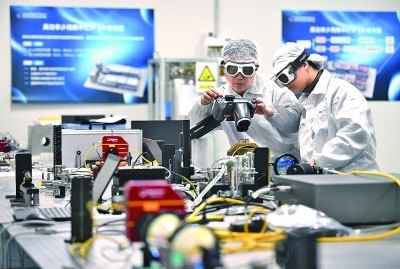 科研人員在中國科學(xué)院西安光學(xué)精密機(jī)械研究所阿秒科學(xué)與技術(shù)研究中心做實驗。新華社發(fā)