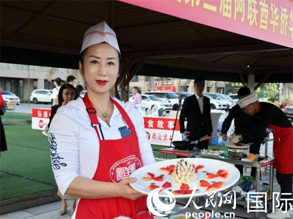 一名參賽選手展示冷盤(pán)“荷塘月色”。人民網(wǎng)記者 管克江攝