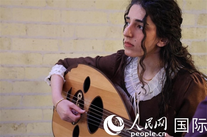 烏德琴女學(xué)員邁希恩。人民網(wǎng) 伊納斯·易卜拉欣攝