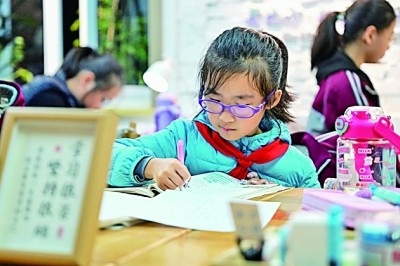 在河南洛陽市澗西區(qū)長安路街道長安路二社區(qū)共享自習(xí)室內(nèi)，孩子們在學(xué)習(xí)。李衛(wèi)超攝/光明圖片