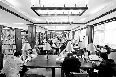 重慶大學(xué)圖書(shū)館，大學(xué)生們正在讀書(shū)學(xué)習(xí)。孫凱芳攝/光明圖片