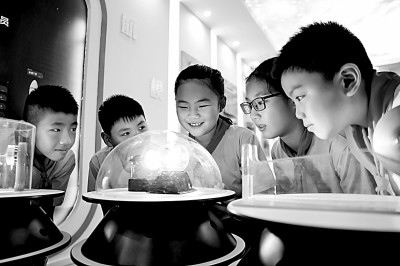 江西省南昌市青云客航天科創(chuàng)空間青少年科普館，孩子們在觀察光壓傳動試驗(yàn)。鮑贛生攝/光明圖片