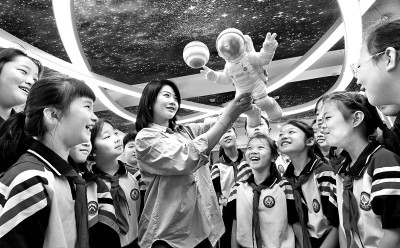 河北省邯鄲市邯山區(qū)實(shí)驗(yàn)小學(xué)老師向?qū)W生們介紹航空航天知識。郝群英攝/光明圖片