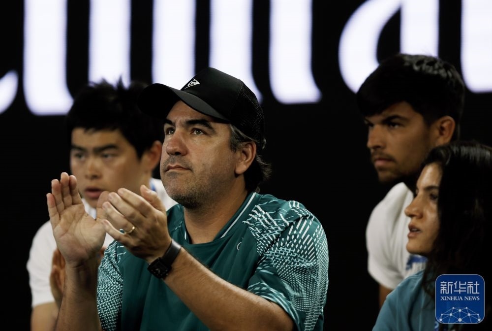 ↑鄭欽文的教練丹特·博蒂尼（中）在場邊觀賽。新華社記者 馬平 攝