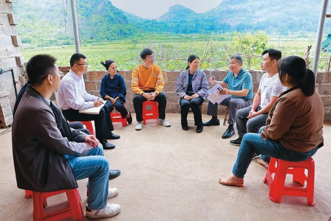 △法學(xué)會(huì)法律咨詢(xún)專(zhuān)家等入戶(hù)走訪、調(diào)解糾紛。